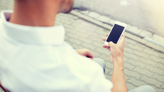 גילתה את הבגידה של הבעל דרך הנייד (צילום: אינג'אימג')