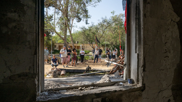 משלחת הקונגרס היהודי העולמי בעוטף עזה (צילום: שחר עזרן)