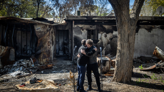 חאבייר מיליי ויצחק הרצוג בקיבוץ ניר עוז (צילום: Chaim Goldberg/Flash90)