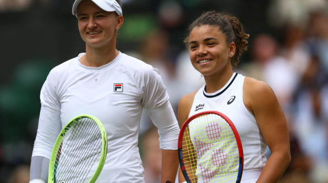 ג'זמין פאוליני לצד ברבורה קרייצ'יקובה, גמר טורניר ווימבלדון 2024 (צילום: רויטרס)