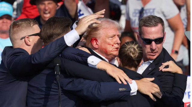 ארבעת החתכים על פניו של טראמפ (צילום: רויטרס)