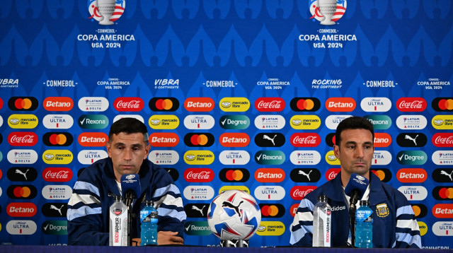 מסיבת העיתונאים של נבחרת ארגנטינה: המאמן ליונל סקאלוני עם אמיליאנו מרטינס (צילום: GettyImages, CHANDAN KHANNA/AFP)