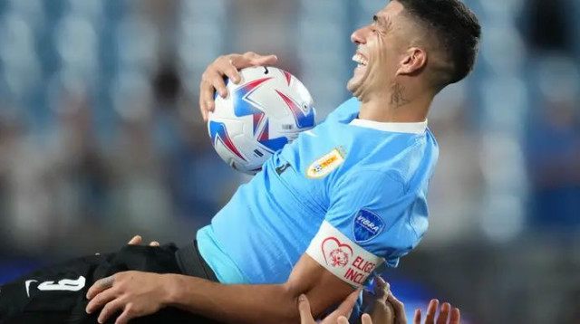 תמונת הסיום של סוארס בנבחרת? שחקני אורוגוואי מניפים את החלוץ בסיום (צילום: GettyImages, Grant Halverson)