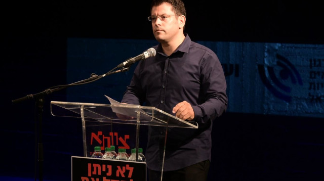מתן חודורוב בכנס חירום של עובדי חדשות 13 (צילום: אבשלום ששוני)