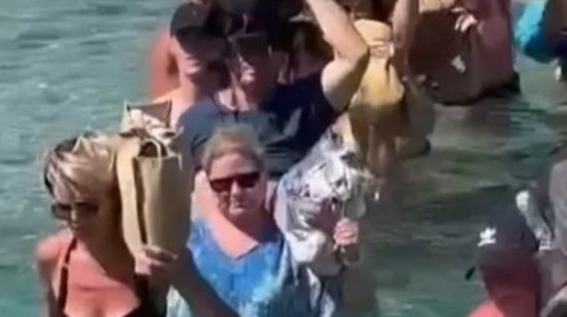 תיירים נאלצים להגיע למעבורת דרך הים (צילום: פייסבוק)