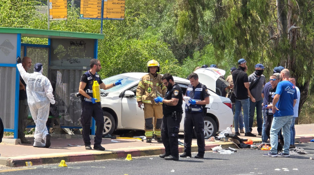 זירת פיגוע דריסה בסמוך לניר צבי (צריפין) (צילום: אלון חכמון)