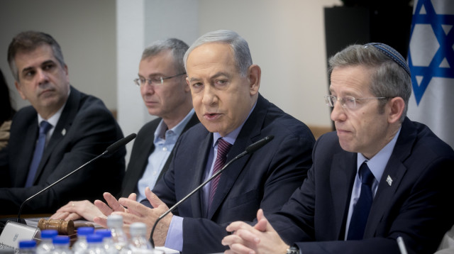 בנימין נתניהו בישיבת ממשלה (צילום: מרים אלסטר, פלאש 90)