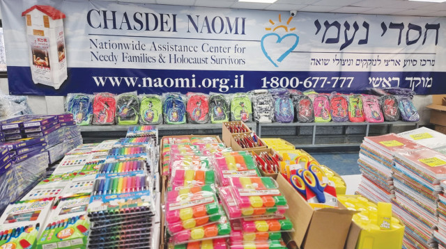 חלוקת הילקוטים למשפחות מעוטות היכולת (צילום: חסדי נעמי)