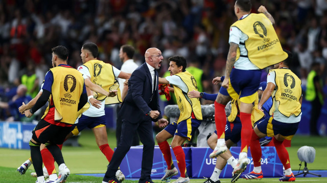 לואיס דה לה פואנטה מאמן נבחרת ספרד חוגג עם הספסל גמר יורו 2024 (צילום: GettyImages)