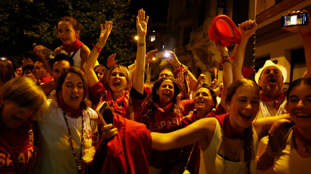 אוהדי נבחרת ספרד חוגגים זכייה ביורו 2024, פמפלונה (צילום: רויטרס)