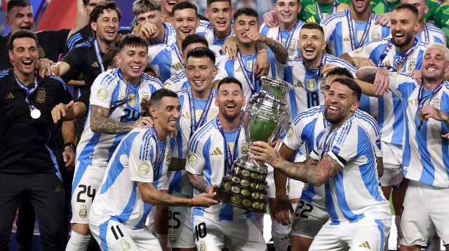 ליאונל מסי, נבחרת ארגנטינה, מניף את גביע הקופה אמריקה (צילום: רויטרס)