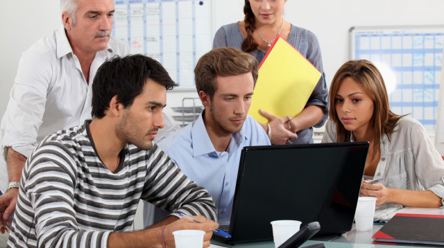 עובדים ועובדות במשרד אילוסטרציה (צילום: אינגאימג')