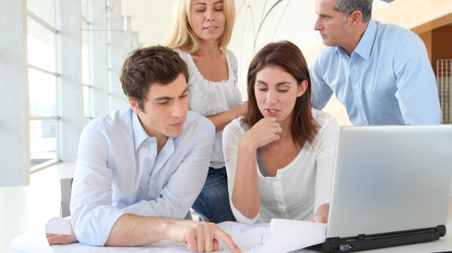 עובדים ועובדות במשרד אילוסטרציה (צילום: אינגאימג')