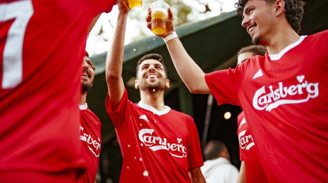 כדורגל ובירה. שילב מתבקש. אבל אסור באיצטדיונים (צילום: אמיר יעקובי)