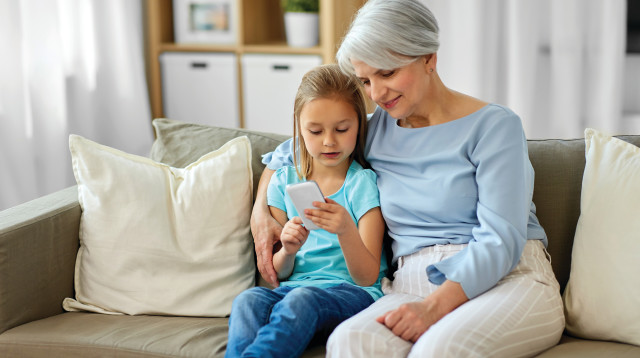מה עושים כשהנכדה מבקשת להשתמש בסלולרי? (צילום: אינגאימג')