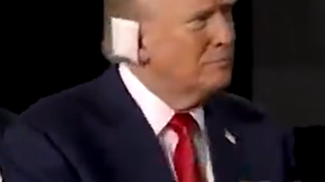 דונלד טראמפ בהופעה פומבית ראשונה לאחר ניסיון ההתנקשות  (צילום: צילום מסך טוויטר)