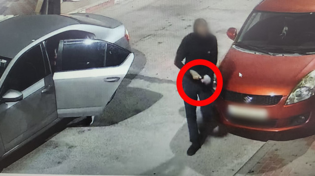 תעוד מארוע השלכת הרימון לעבר ביתו של הקורבן (צילום: דוברות המשטרה)