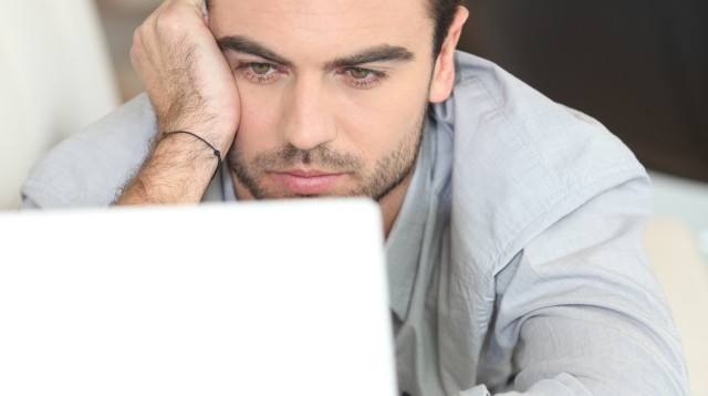 נותר המום ממה שגילה במחשב של אשתו (צילום: אינג'אימג')