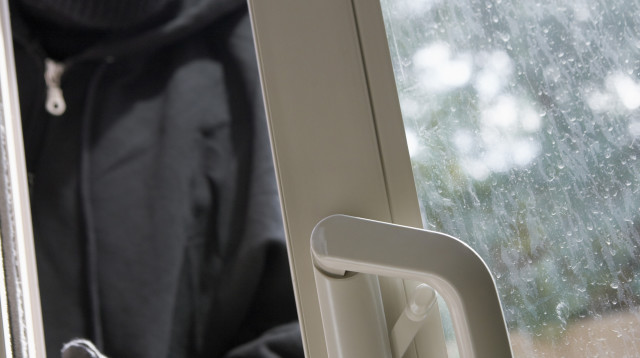 פורץ נכנס הביתה אך לא גונב דבר? (צילום: אינג'אימג')