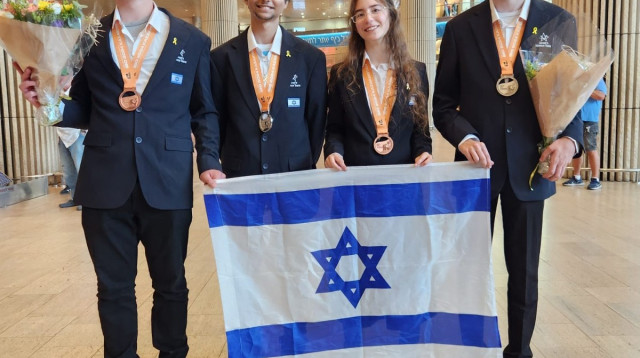 נבחרת ישראל בביולוגיה (צילום: משרד החינוך,מרכז מדעני העתיד)