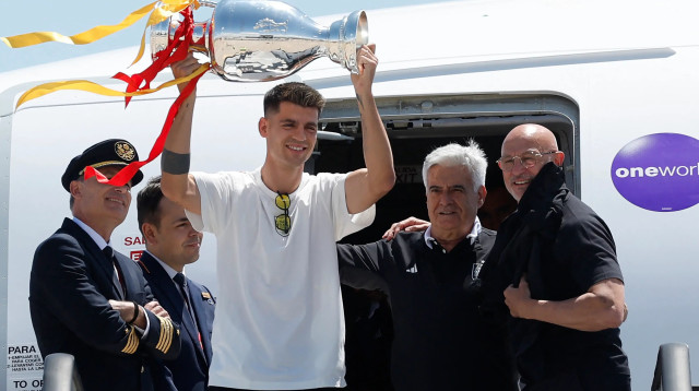 אלברו מוראטה נבחרת ספרד עם גביע היורו (צילום: GettyImages)