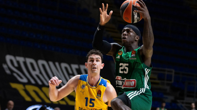 קנדריק נאן, שחקן פנאתינייקוס, לפני ג'ייק כהן, שחקן מכבי תל אביב (צילום: GettyImages, Nikola Krstic/MB Media)