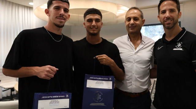 דור תורג'מן ליד אלעד מדמון עם נציגי מכבי ישראל (צילום: דני מרון, מכבי ישראל)