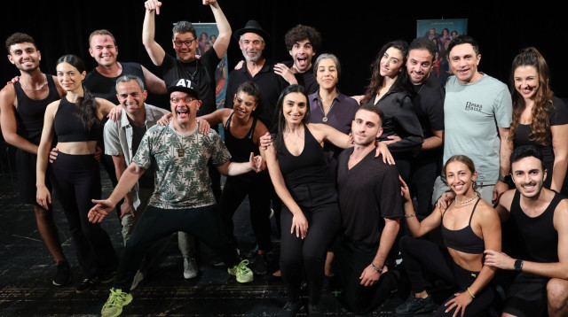 פרזנטציה של פרח השכונות (צילום: רפי דלויה)