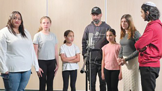 עמיר בניון בצילומים עם ילדי העוטף (צילום: החברה למתנ"סים)