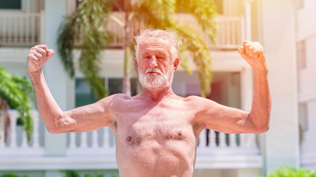 האם תוספת חלבון מסייעת לבניית שריר בגיל מבוגר? (צילום: אינג'אימג')