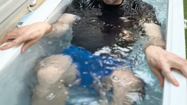 שכחה ואחריה אופוריה קצרה. אמבטיית קרח (צילום: אוסף פרטי)