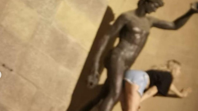 צעירה מתגפפת עם פסל בפירנצה (צילום: Instagram @welcome_to_florence)