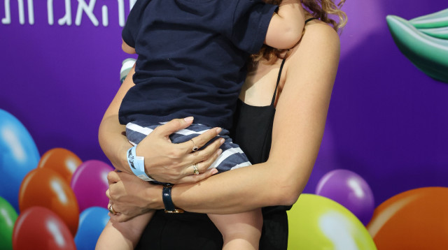 מעיין פרתי בתערוכת BALLOON STORY (צילום: רפי דלויה,ניר פקין)