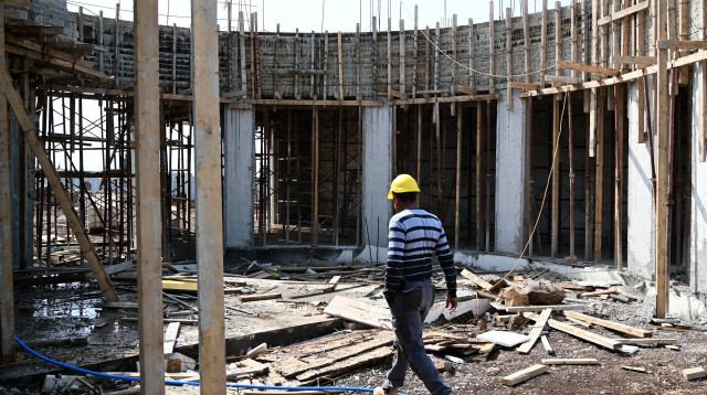 פועל באתר בנייה (צילום: מיכל גלעדי, פלאש 90)