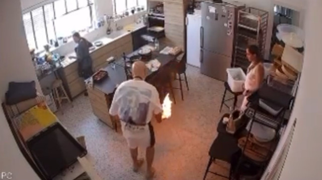 השף רון יוחננוב במהלך הפיצוץ של הברנר (צילום: צילום מסך)