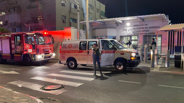 רכב מד"א וכיבוי והצלה ליד שגרירות ארה"ב, פיצוץ בתל אביב (צילום: נועם פלקאסא/TPS)