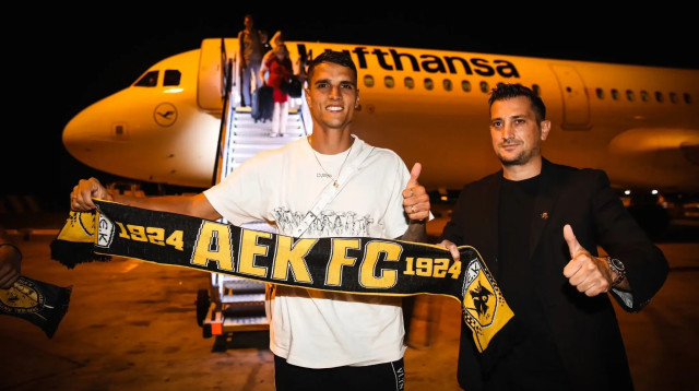 אריק לאמלה מוצג כשחקן א.א.ק אתונה (צילום: צילום מסך, מתוך טוויטר)