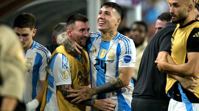 שחקן נבחרת ארגנטינה אנסו פרננדס עם ליאונל מסי (צילום: GettyImages, JUAN MABROMATA / AFP)