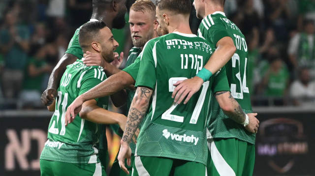 שחקני מכבי חיפה חוגגים עם דיא סבע (צילום: ברני ארדוב)