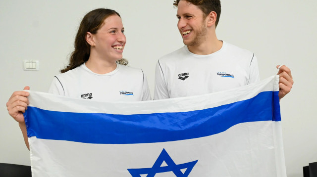 רון פולונסקי עם לאה פולונסקי נבחרת ישראל בשחייה (צילום: ברני ארדוב)