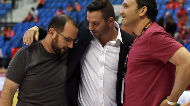 אייל חומסקי עם אורי אלון וגיא הראל בעלי הפועל ירושלים (צילום: ברני ארדוב)