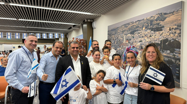 עולים מצרפת (צילום: באדיבות משרד העלייה והקליטה והסוכנות היהודית)