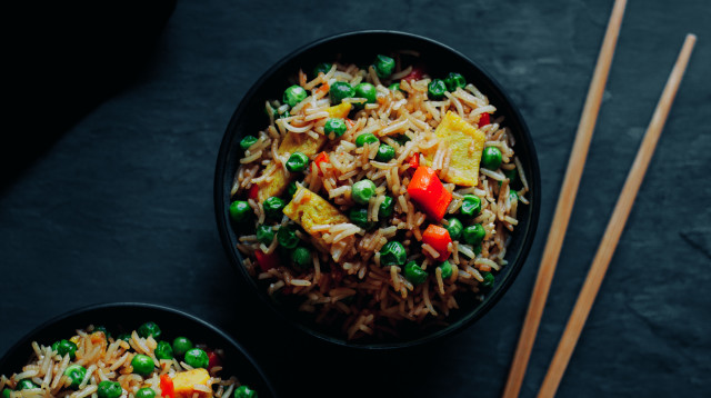 אורז בסמטי מוקפץ עם ירקות וחביתה ללא ביצים (צילום: סטודיו TEKA)