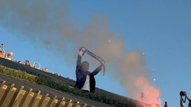 איבן ראקיטיץ' מתקבל על ידי אוהדי היידוק ספליט (צילום: צילום מסך, טוויטר)