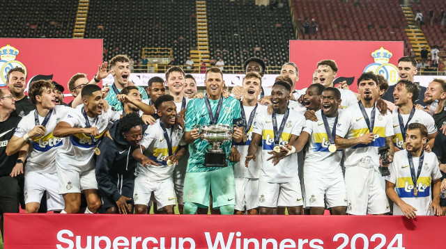 ענאן חלאילי ושחקני אוניון סן ז'ילואז חוגגים זכייה בסופר קאפ בבלגיה (צילום: GettyImages)