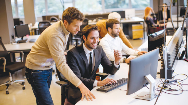 עובדים במשרד (צילום: אינג'אימג')