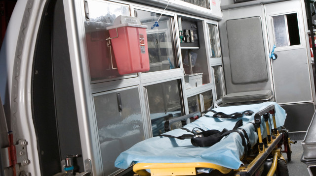 הטרידה את מוקדי החירום כדי לנסוע בחינם באמבולנס (צילום: אינג'אימג')