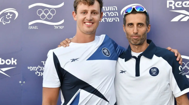 גל פרידמן, מאמן נבחרת הגלישה עם תום ראובני (צילום: ראובן קסטרו)