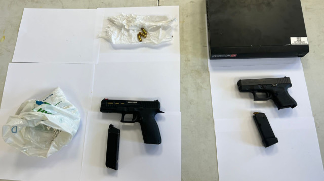 האקדח שאותר בצפון (צילום: דוברות המשטרה)