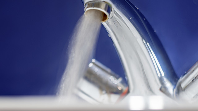 מים מהברז במקלחת (צילום: אינג'אימג')